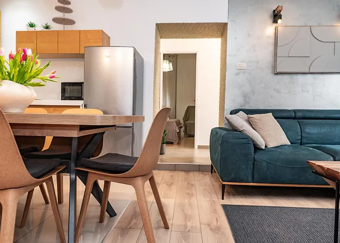 L Apartment *