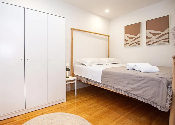 L Apartment *